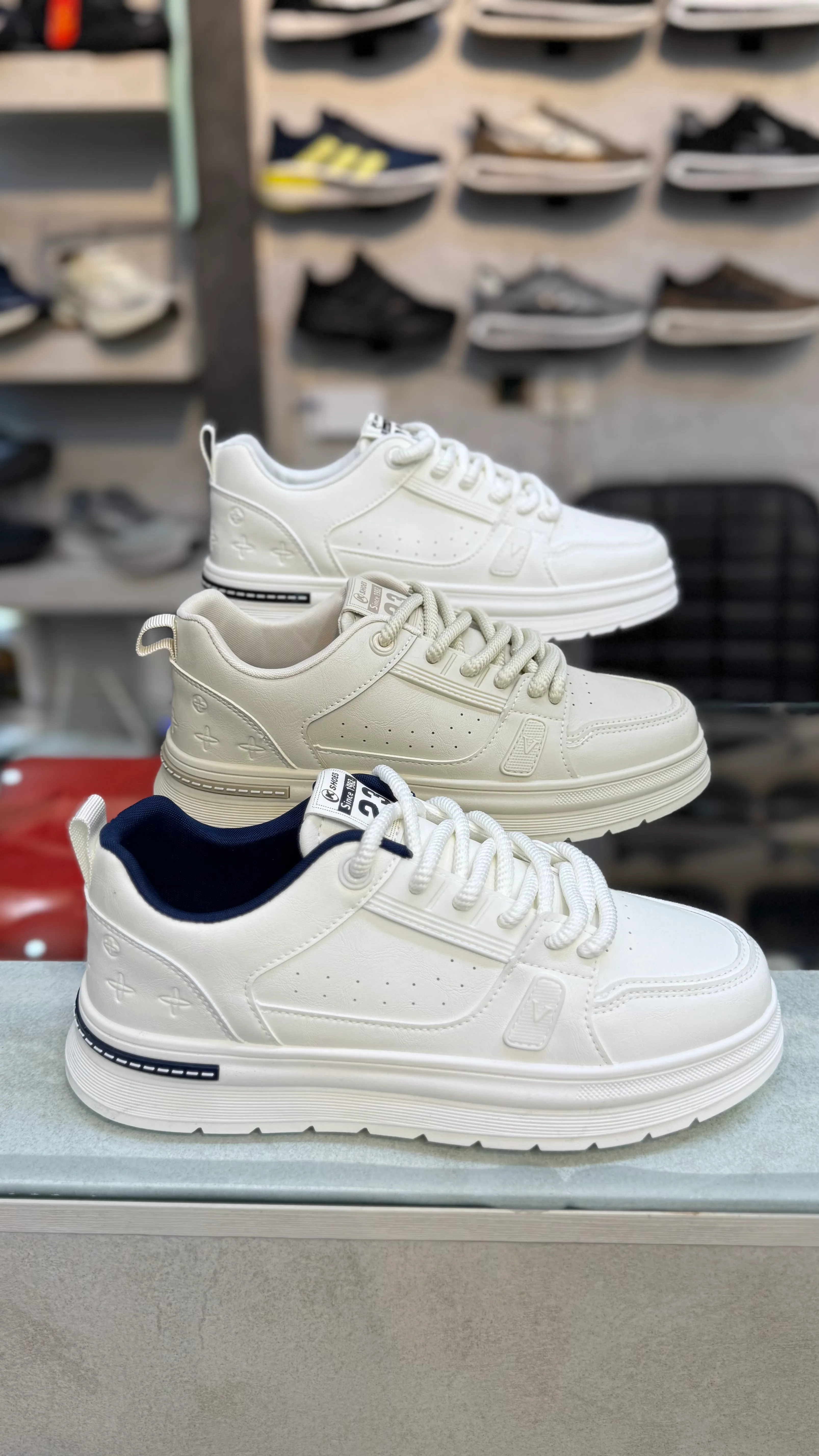 Louis Vuitton white classic low-top sneakers - Shafagine